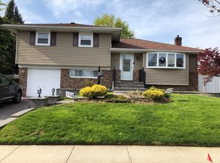 22 Eleanor Ln, Plainview, NY 11803