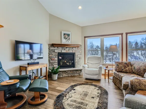 8935 Parkview Cir, Chisago City, MN 55013