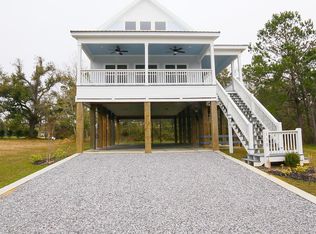 112 Grosvenor Pl, Waveland, MS 39576