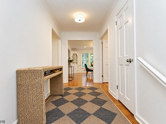 5th image of 136 Crest Dr