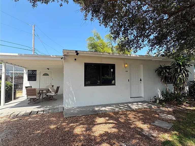 929 SW 10th Ave — Photo 1