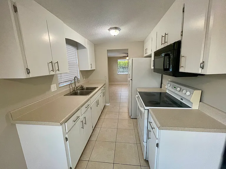 619 Shore Rd — Photo 5