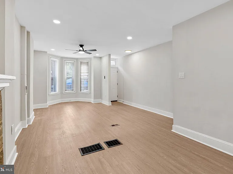 35 E Collom St — Photo 2