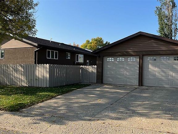 5th image of 986 Sanderson Cres