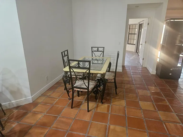123 Coventry Ln — Photo 4