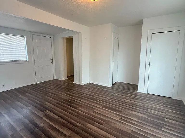 1205 N Park St — Photo 10