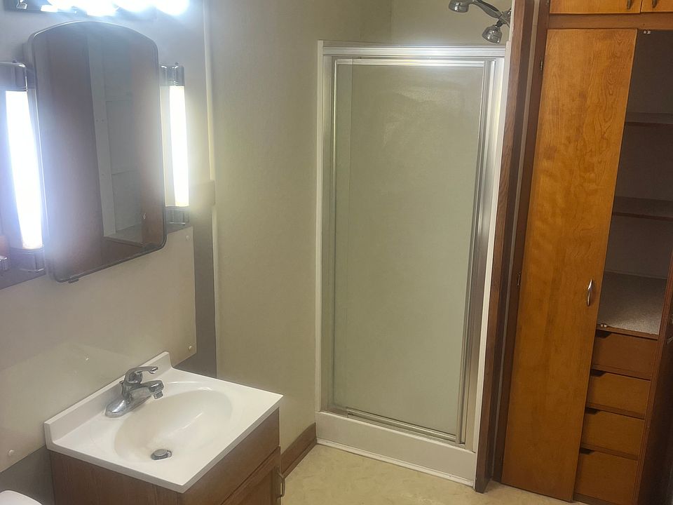 2nd image of 816 1/2 6th Ave APT 1