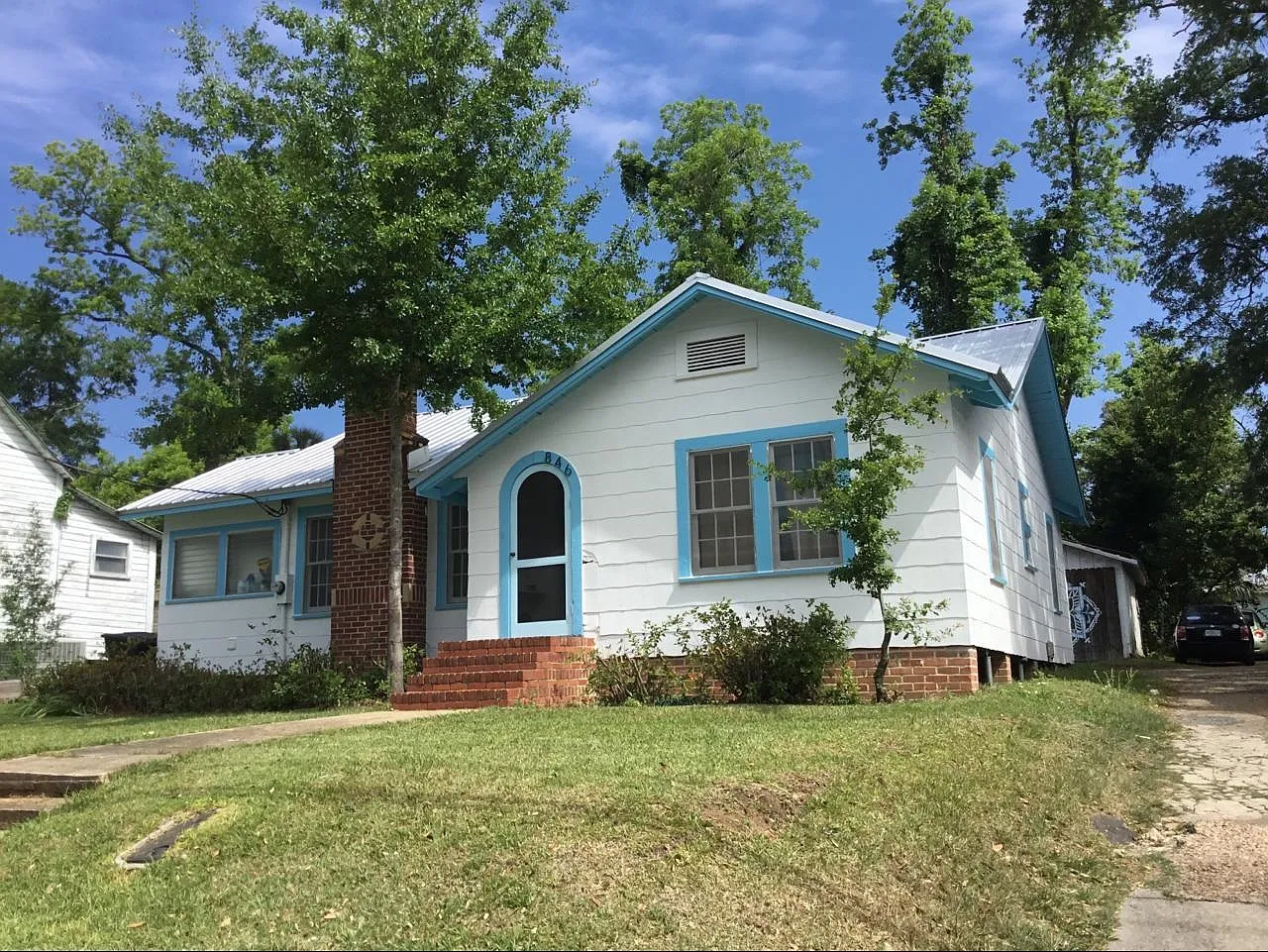 3 bed, 1.5 bath, 1277 sqft, $1,500 — Photo 1