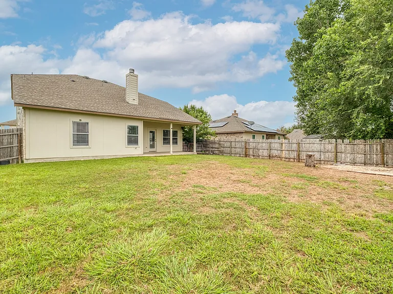 211 Hanstrom Dr — Photo 30