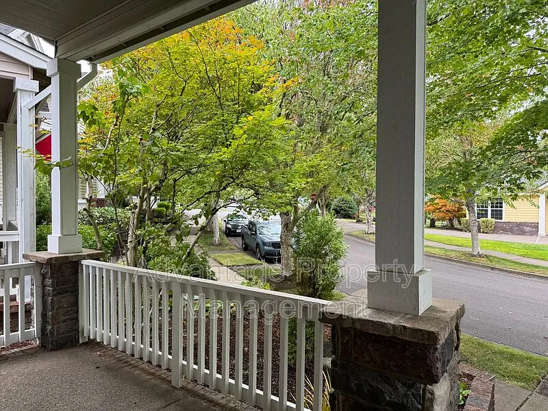 4 bed, 2.5 bath, 1924 sqft, $2,900 — Photo 2
