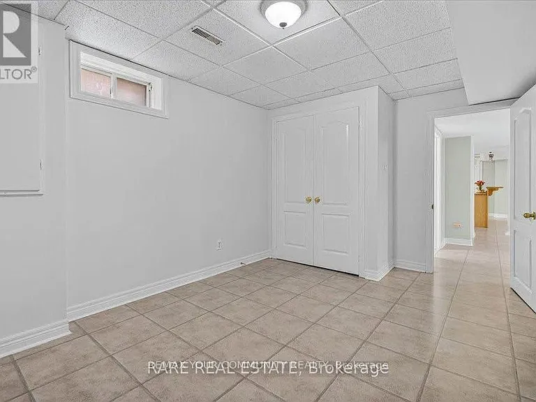 1069 Corrie St — Photo 11