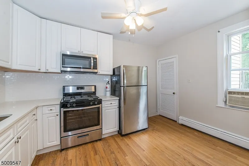 3 bed, 2.0 bath, $3,690 — Photo 3