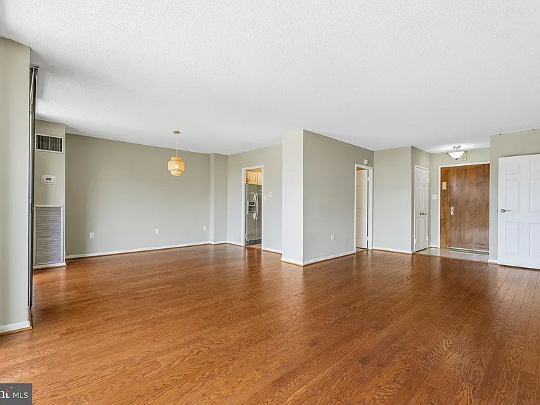 400 Madison St #310 — Photo 6