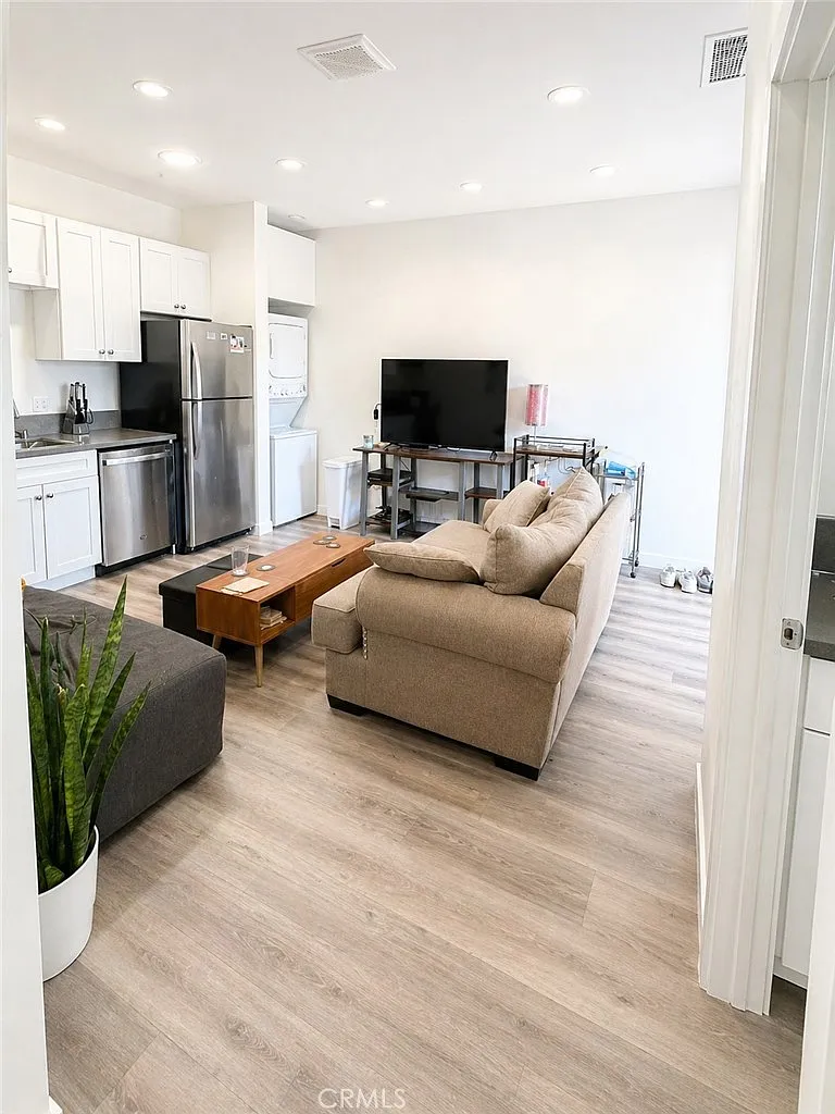 2 bed, 795 sqft, $3,094 — Photo 3