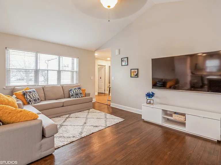2043 University Dr — Photo 2