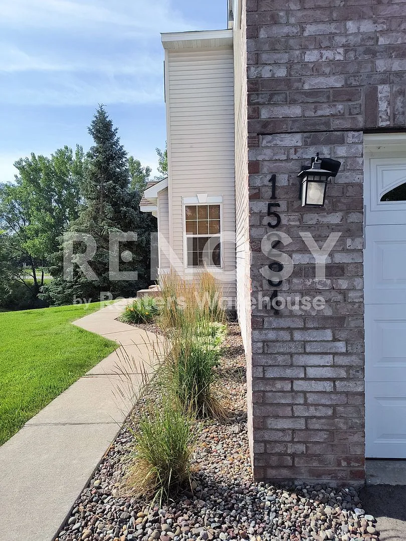 4BD/3.5BA Townhome in Apple Valley Available Now! — Photo 2