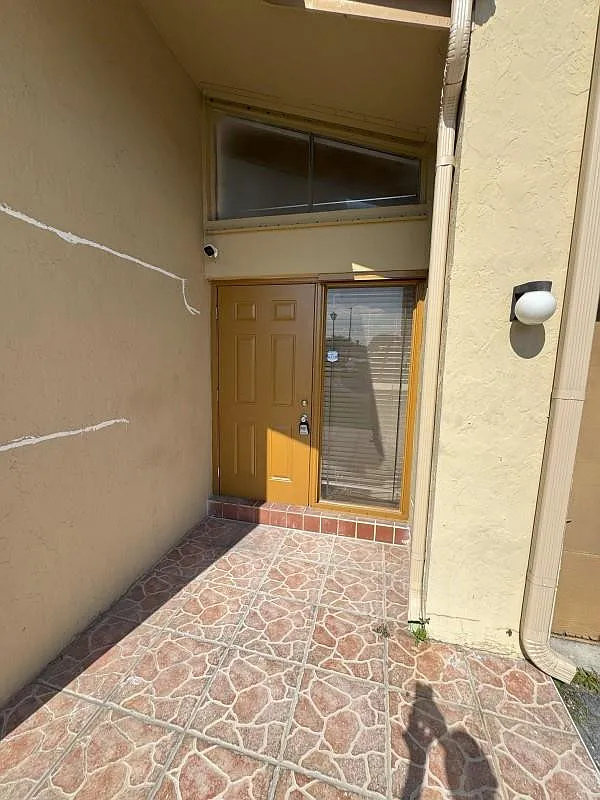 4 bed, 2.0 bath, 1200 sqft, $3,100 — Photo 1