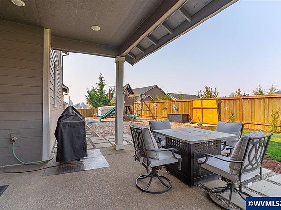 5th image of 208 NE Alder Ct