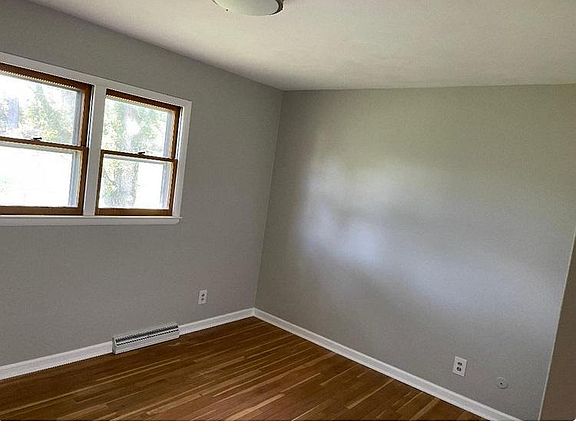 4th image of 3070 Meadowbrook Dr NE