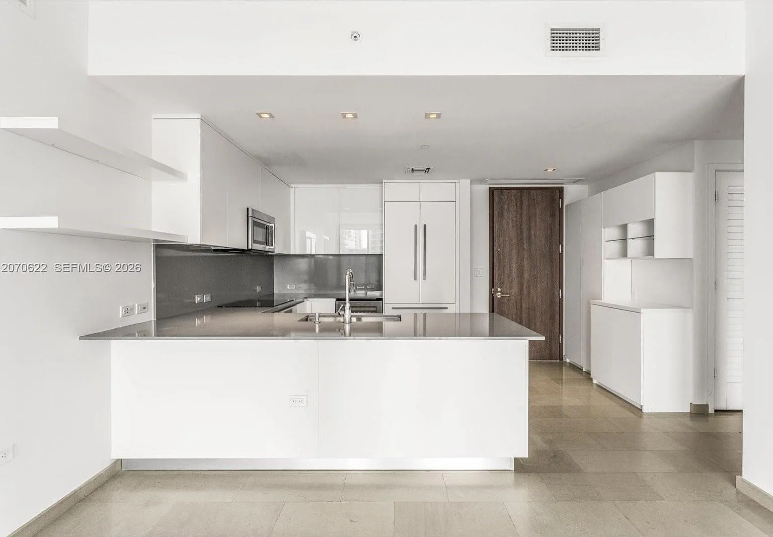 Reach Condo — Photo 3