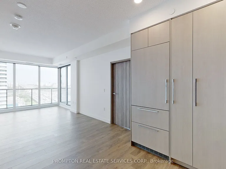 85 McMahon Dr #802 — Photo 9