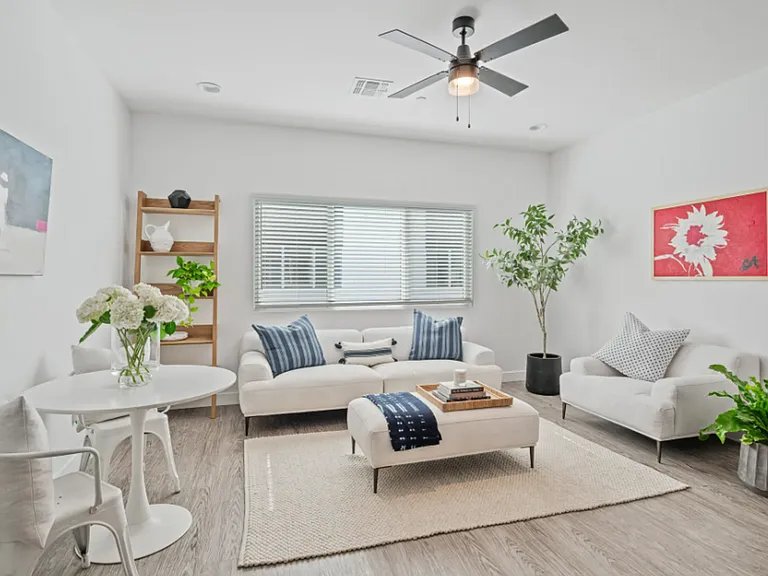 Earll 6 Townhomes — Photo 4