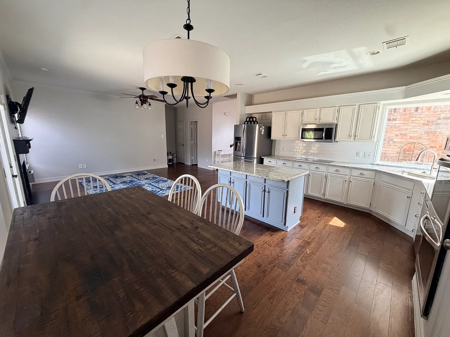 3 bed, 2.5 bath, 2197 sqft, $2,700 — Photo 4