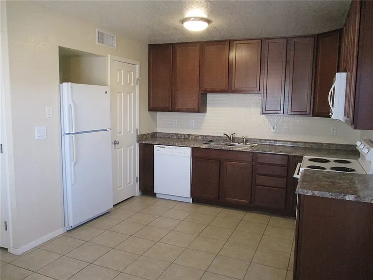 2801 Paloma Senda #D — Photo 7