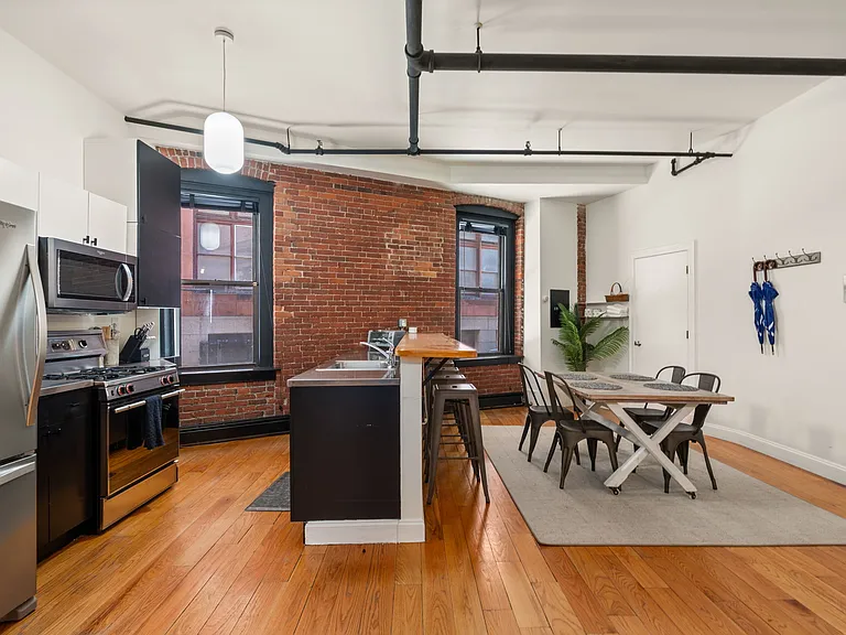 19 Stanhope St #1B — Photo 4