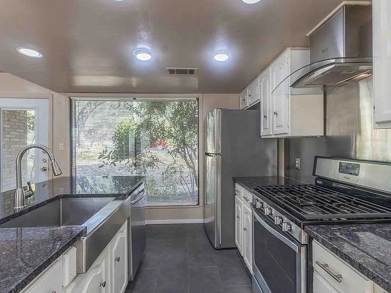 3901 Knollwood Dr — Photo 16