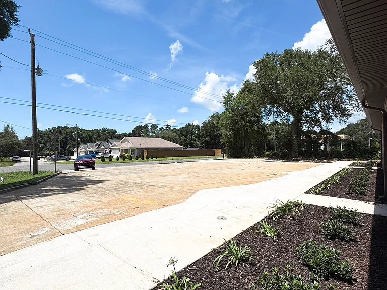 504 E Burgess Rd #C — Photo 36