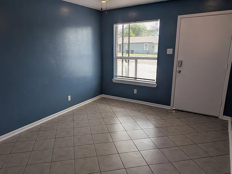 121 W Avenue A — Photo 3
