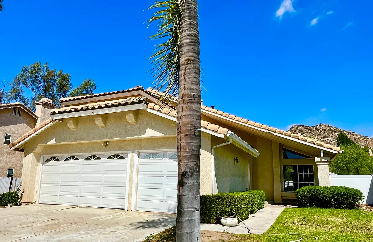 3-car garage and wide and long driveway - 2991 La Vista Ave