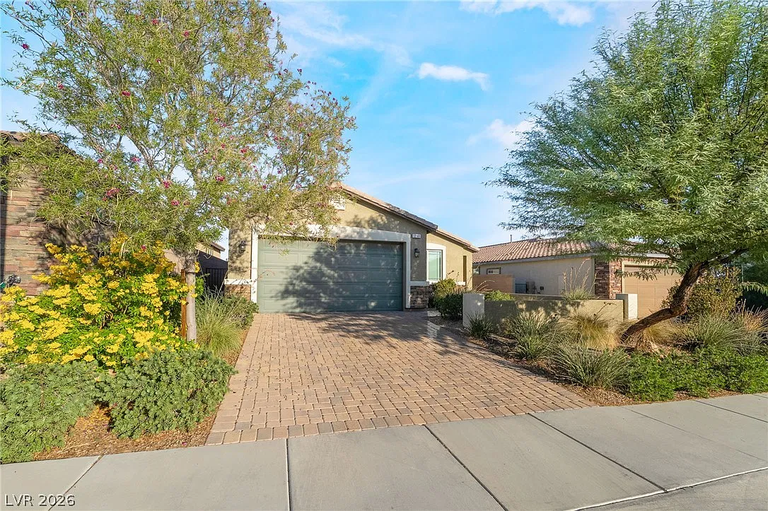 3 bed, 2.0 bath, 1594 sqft, $2,095 — Photo 3