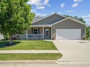 705 River Bend Dr NE, Cascade, IA 52033