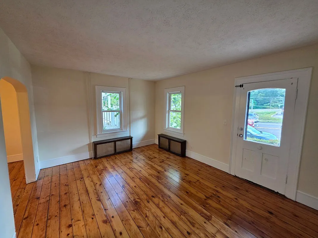 3 bed, 1.5 bath, 1510 sqft, $2,800 — Photo 2