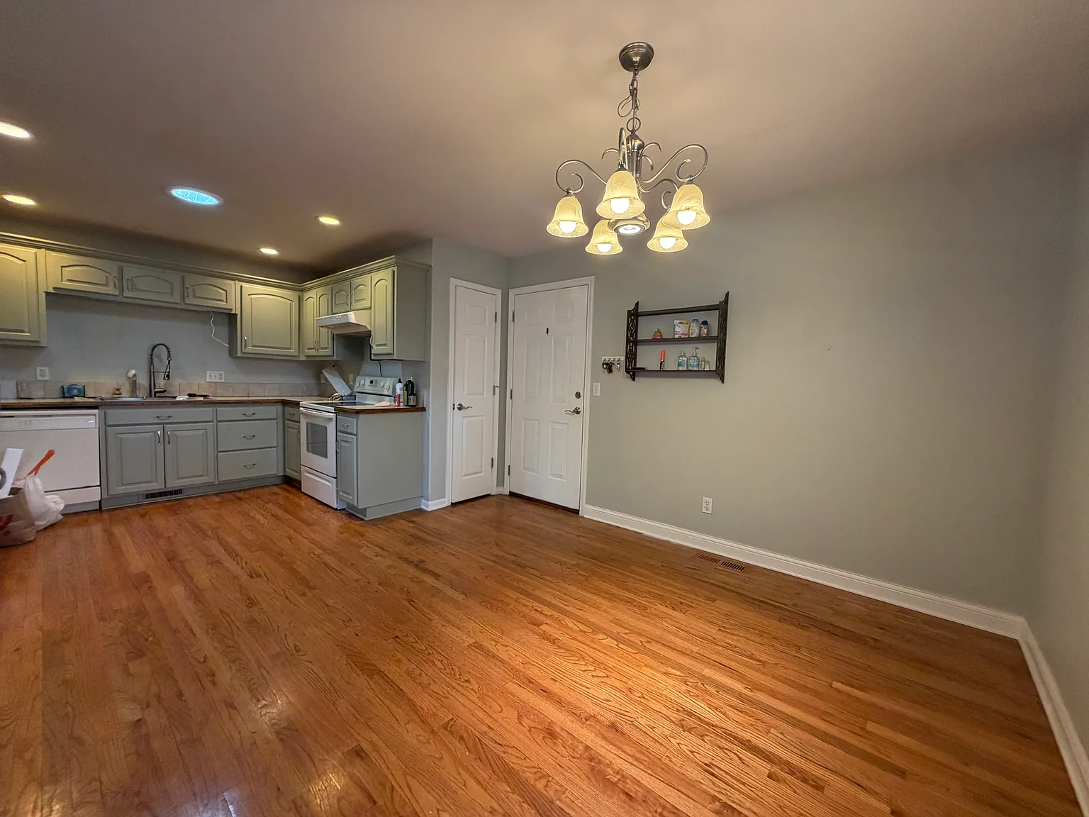 4 bed, 1350 sqft, $2,500 — Photo 2