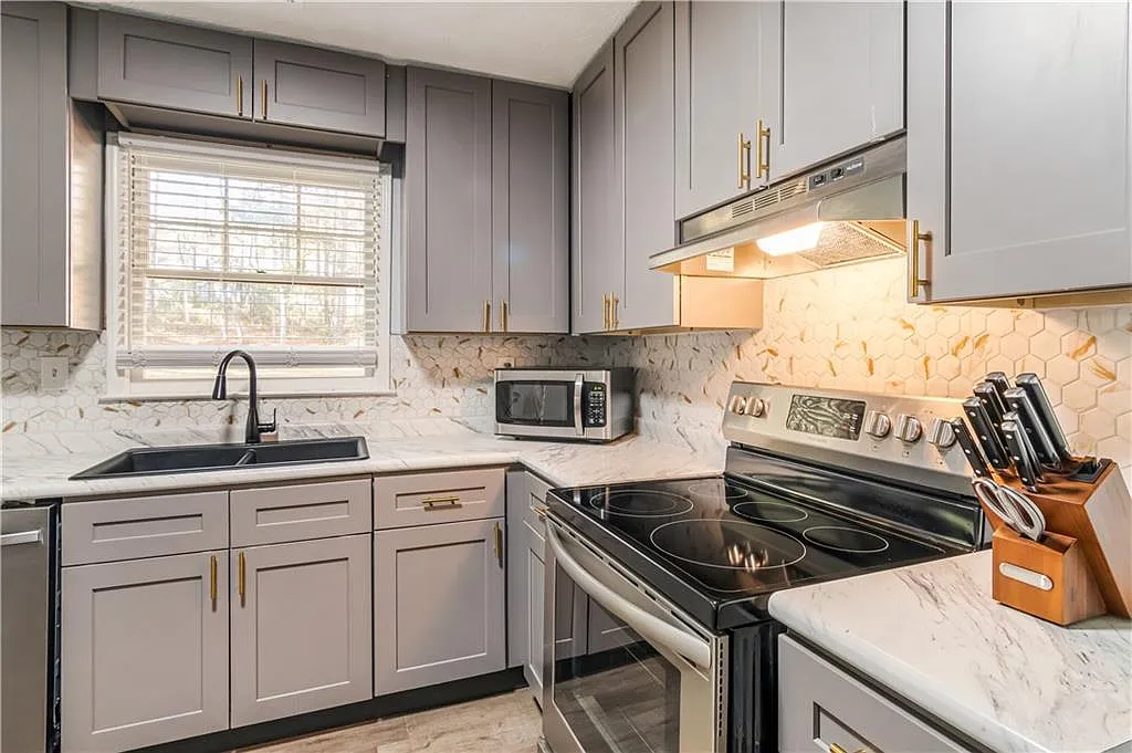 3 bed, 2.0 bath, 1650 sqft, $4,500 — Photo 4