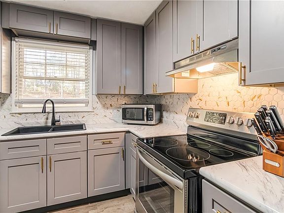 4th image of 145 Mountain View Cir