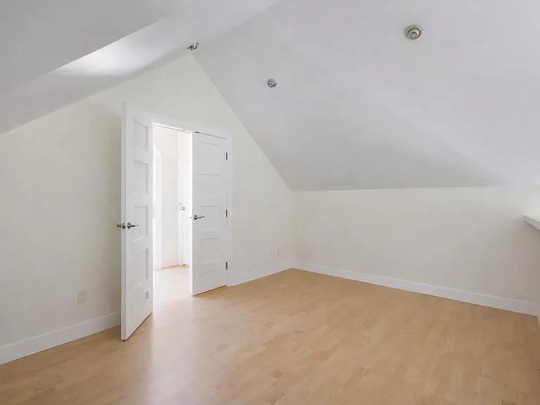 706 W 22nd St #306 — Photo 8