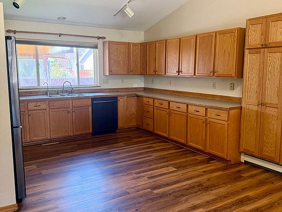 3rd image of 1110 W Central Ave