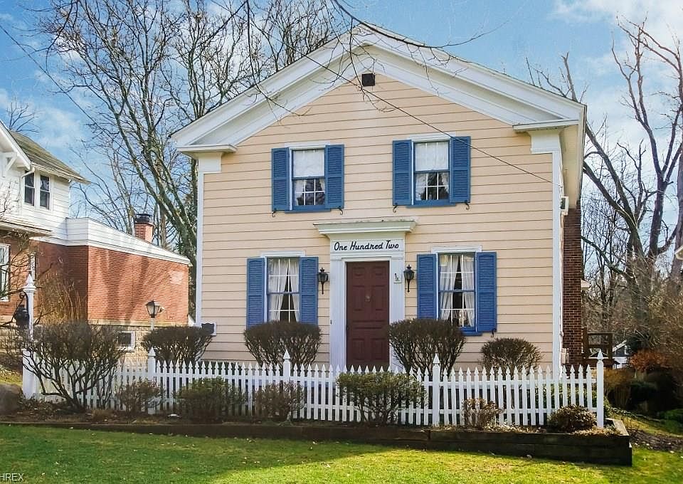 1st image of 102 E Washington St