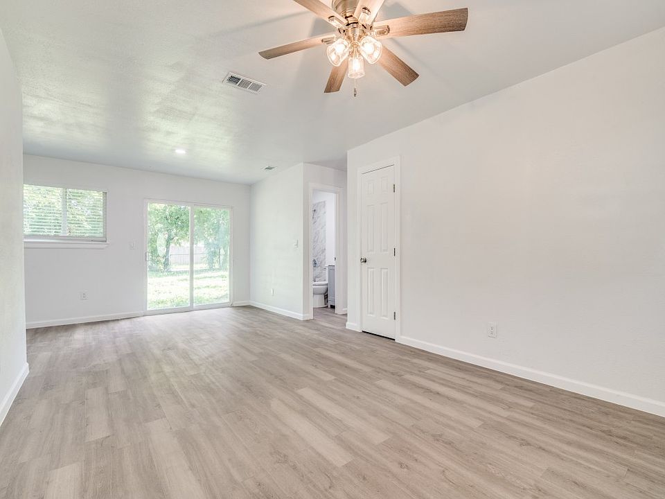 1st image of 525 Moonlight Dr