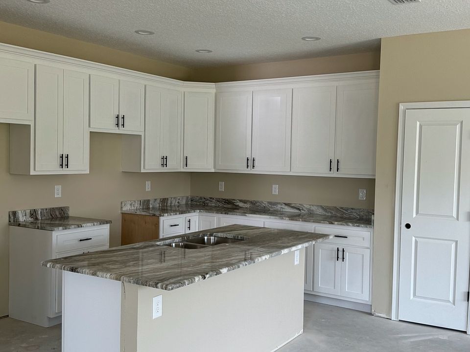 2nd image of 711 SW Chesterfield Cir