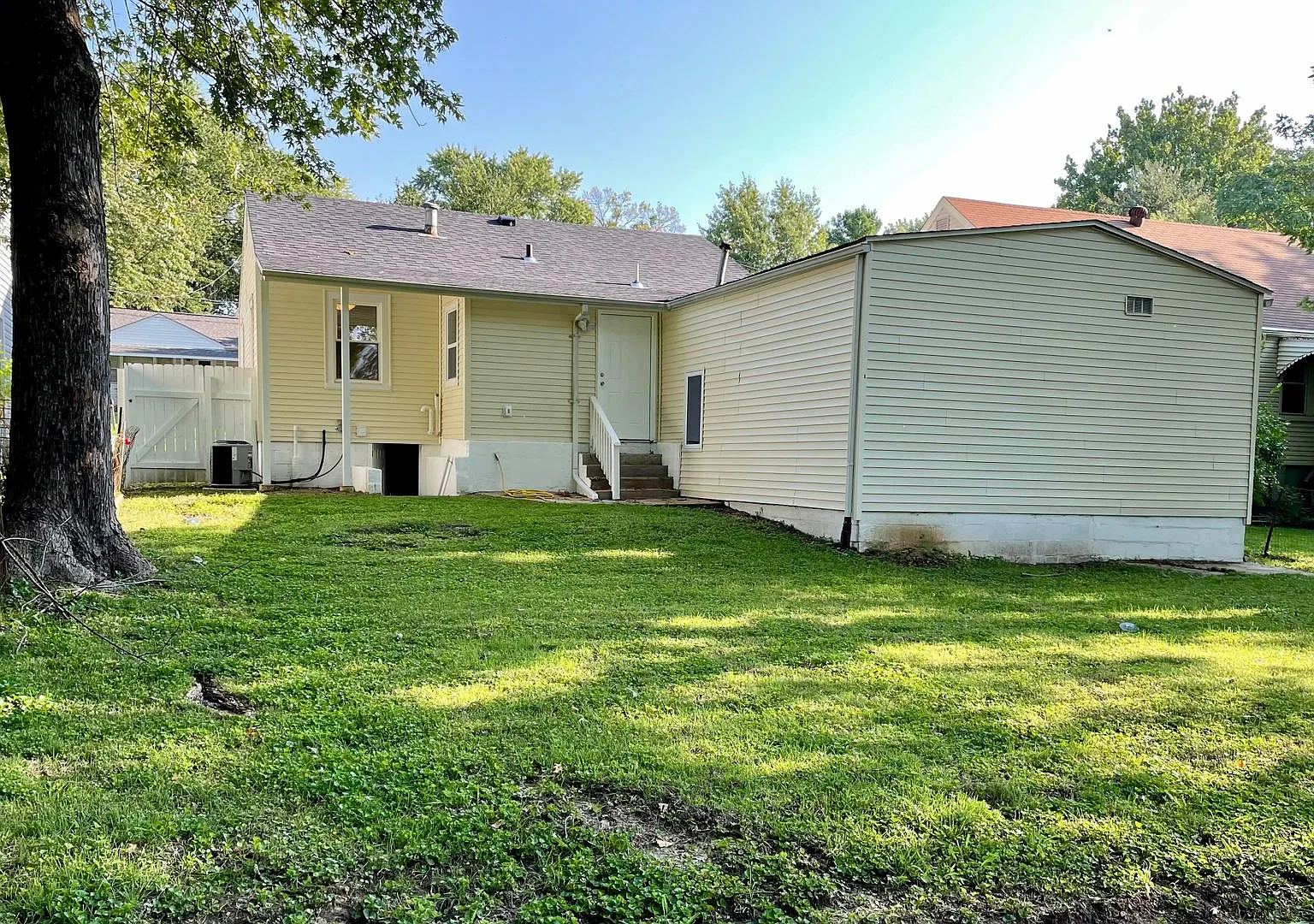 Coming Soon! Beautifully Renovated Single-Family Home. — Photo 2