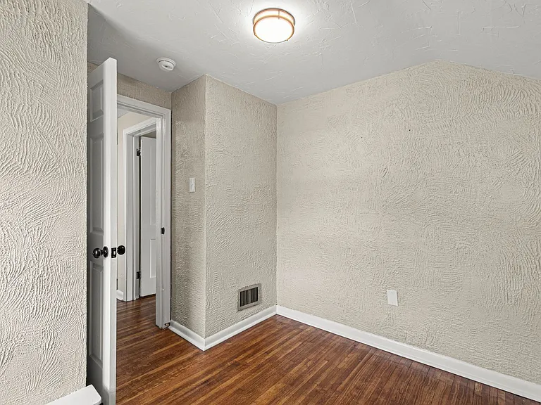1138 W 11th St — Photo 33