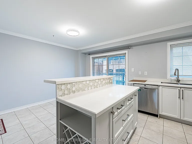 419 Rossland Rd E — Photo 15