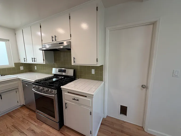8535 Lookout Mountain Ave — Photo 13