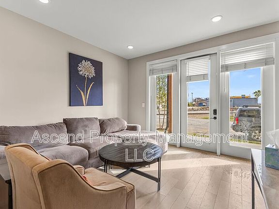3rd image of 3155 Saint Elmo Ave #10