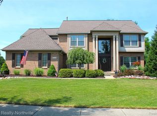 48172 Royal Pointe Dr, Canton, MI 48187